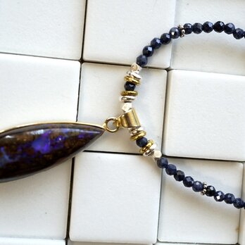 ボルダーオパールトップとサファイアのネックレス