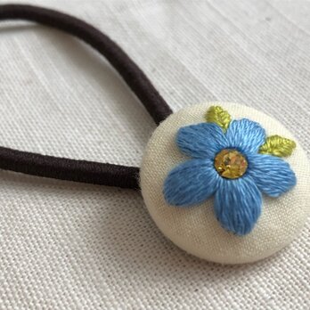 お花刺繍のヘアゴム　くるみボタンの画像