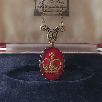 ヴィンテージ　Burgundy-Crown（25×18㎜）真鍮古美クラシカルネックレスの画像