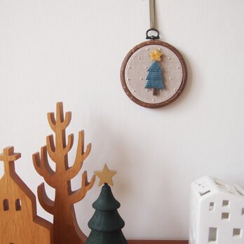 ［在庫1点あり・即発送可］もみの木ブローチと星ブローチの刺繍クリスマスオーナメント（deux）の画像