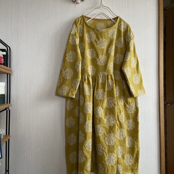 北欧調綿麻花束刺繍のウエスト切り替えギャザーワンピースの画像