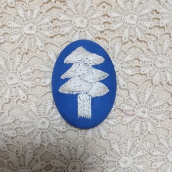 ホワイトツリーの刺繍ブローチ▪北欧風  [tree]の画像