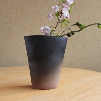 【一点もの】グラデーションが美しい備前焼の花瓶（黒）の画像