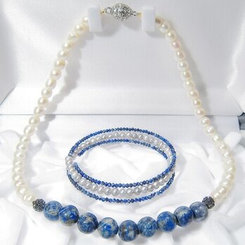 ラピスラズリと本真珠（淡水）のネックレスとブレスレットのセット（ネックレスは無染色のラピスとナチュラルカラーの本真珠）の画像