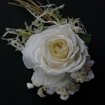 B4  羽二重の白薔薇と白い小花のコサージュの画像