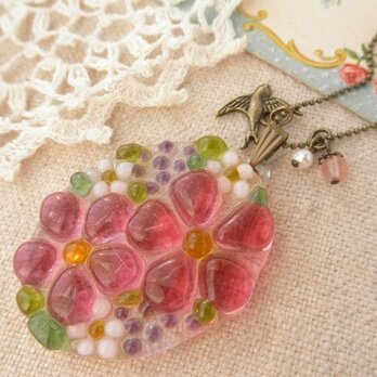 ガラスの小さな花束＆ストロベリークオーツ・淡水パールのネックレスの画像
