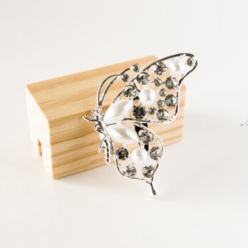 『優雅な銀の蝶々のブローチ』冬　シルバー　バタフライの画像