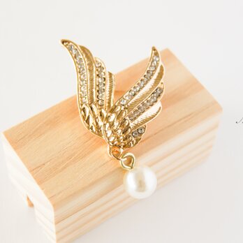 『天使の羽の根と一粒パールのブローチ』の画像