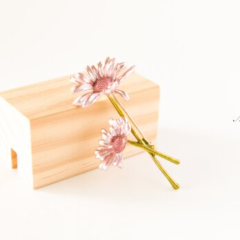 『優美な花〜淡いピンクの雛菊（デイジー）のブローチ』の画像