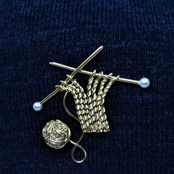 編み物シリーズ・毛糸玉と棒針ニット編み始め…　SV925（k18メッキ）の画像