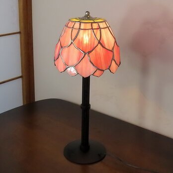 ピンクローズのテーブルランプ（ステンドグラスランプ）ガラス照明の画像