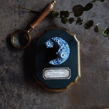 つまみ細工 三日月お月様と一つ星 ブローチ  ブルー※ 飾りプレート込の画像