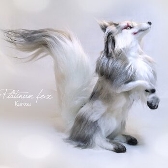 【受注制作】プラチナキツネ 銀狐 可動式 羊毛フェルト アートドール 妖狐 稲荷の画像