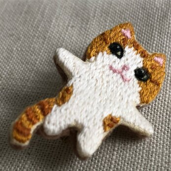 猫の刺繍ブローチの画像