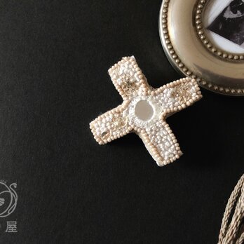 ブローチ【十字架】ロレーヌ型白の画像