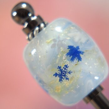 雪の結晶とんぼ玉のかんざし　青の画像