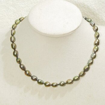 8mm本真珠（淡水）とブラックスピネルのネックレス（マグネット、ラインストーン、メタリック・グリーン）の画像
