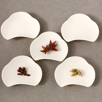 松のかたちの白い磁器の豆皿５枚セットの画像