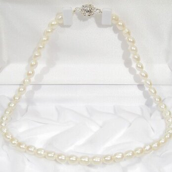 6.5-6.0mm本真珠（淡水パール）のネックレス（ナチュラルカラー、ホワイト、マグネット、ラインストーン）の画像