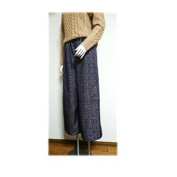 77　履くと可愛い大島紬ワイドパンツ（紫系・幾何学柄）の画像