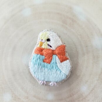 セキセイインコ（レインボー）刺繍ブローチ【受注製作】の画像