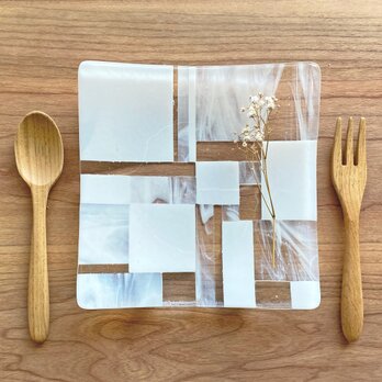「カケラを集めて」　白とマーブルのモザイクガラス皿　　ガラス工芸　食器　小物置き　小皿　プレート　お皿　ギフトの画像