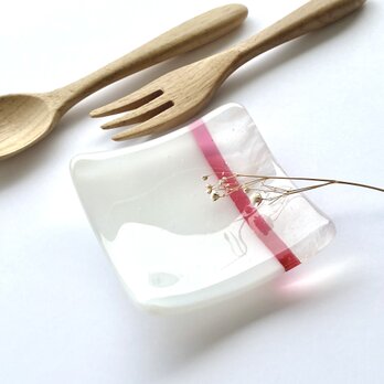 「層雲-茜-」茜色のラインがポイントの白色とマーブルの四角いシンプルなガラスのお皿　豆皿の画像
