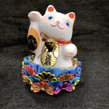 つまみ細工　花籠に入った幸せ招き猫(菊海波)の画像