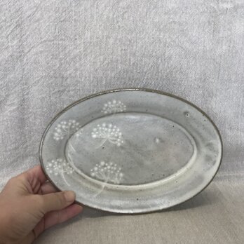 N様ご予約品　粉引きのオーバル皿(白い花柄)の画像