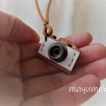 革のミニカメラネックレス・シンプルタイプ・白の画像
