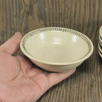 陶器 リム付き小鉢　藁白釉【210107】の画像