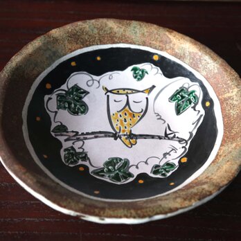 招福ふくろうの陶板皿の画像