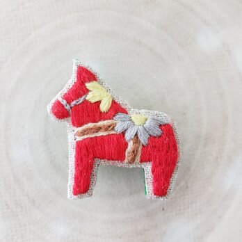 ダーラナホースの刺繍ブローチ(赤)【受注製作】の画像