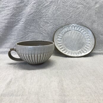 粉引きのカップと楕円の小皿(細しのぎ柄)の画像