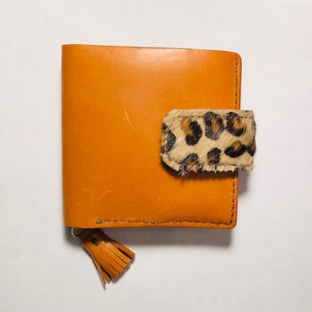 タンニン鞣し牛革にヒョウ柄ハラコのフラップ付き2つ折り財布の画像