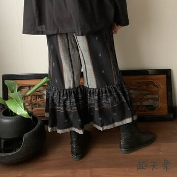 裾バックギャザー手織り綿ガウチョパンツ　前シンプルで後ろ個性的に楽しめるバックシャンパンツ　黒グレイ絣茶ラインの画像
