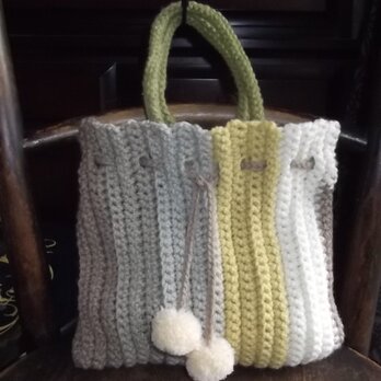 手編みの畝編みの巾着バッグの画像
