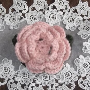 手編みのピンクの薔薇のヘアゴム