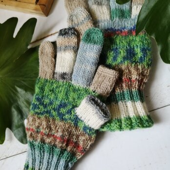 雪の降り積む森〜オパール毛糸のスマホ対応５本指手袋の画像