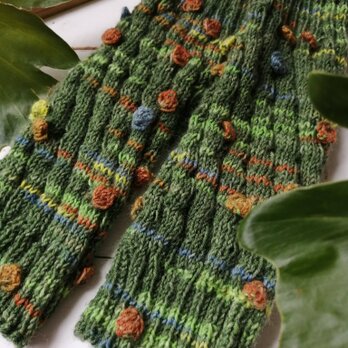 緑の原、赤い実〜オパール毛糸のスパイラル編みレッグウォーマーの画像