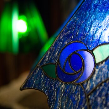 「青いバラのランプ」ステンドグラス・照明　ブルーの画像