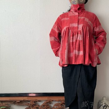 高めのスタンドカラー手織り綿ブラウス　バストラインギャザーで動きが楽しい　赤絣の画像