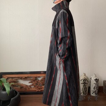 ハイネック、上半身総ピンタック手織り綿長袖ワンピース　高め襟と後ろ上下に走るボタンですっきり着こなし　黒グレイ絣赤ラインの画像