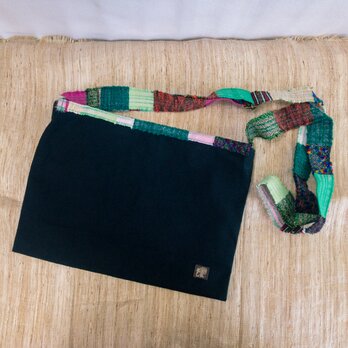 【一点物】手織り布を使ったショルダーバッグ（サコッシュ）・黒【ギフトにもおすすめ】の画像