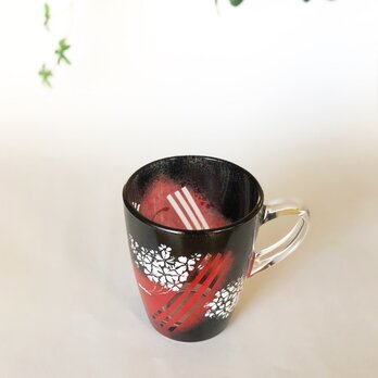 ホットもOK!白い花束の和風なマグカップ・赤系の画像