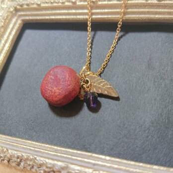 木苺に葉が揺れるネックレスの画像