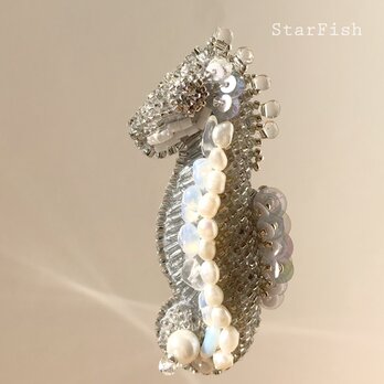 【Seahorse】タツノオトシゴ 海馬 ビーズ刺繍 ブローチ(L23)の画像