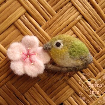 ＊受注制作＊「桜とメジロ」羊毛ブローチの画像
