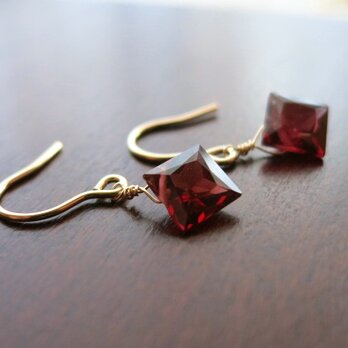 14kgfガーネットダイヤカット一粒ピアス