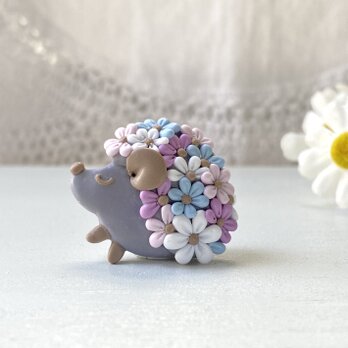 お花で着飾った小さなハリネズミのブローチ（グレー） / ポリマークレイの画像